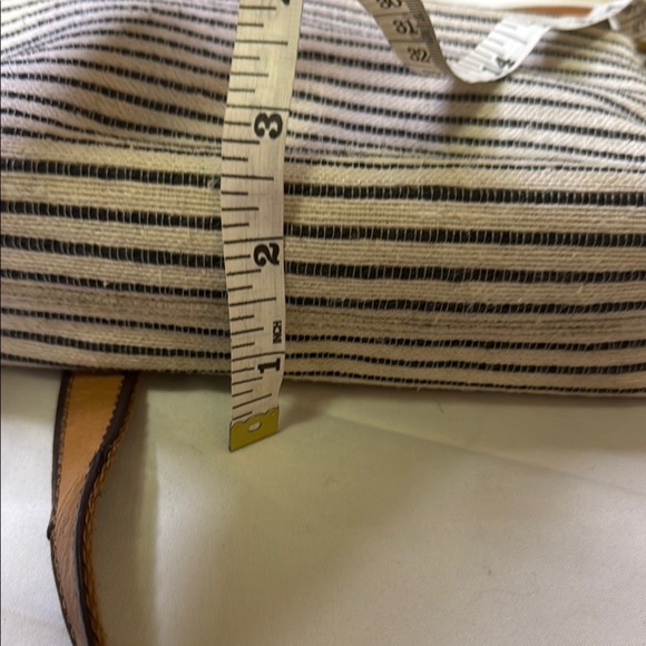 Fossil Tan and Black Crossbody Bag with Sophisticated Leather Design - Picture 9 of 9